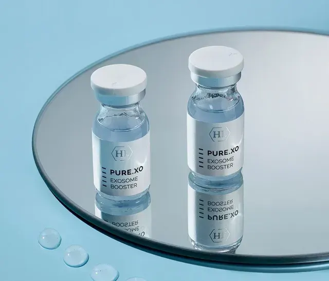 Két PURE.XO Exosome Booster ampulla kerek tükrön